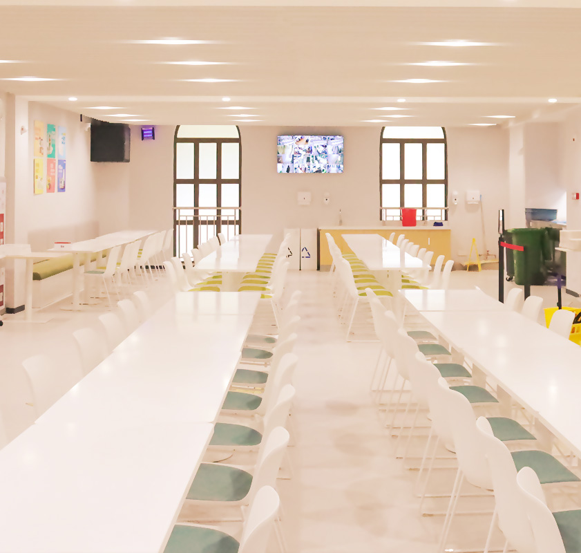 High-quality and nutritional food provided by the world-renowned caterer ADEN. 